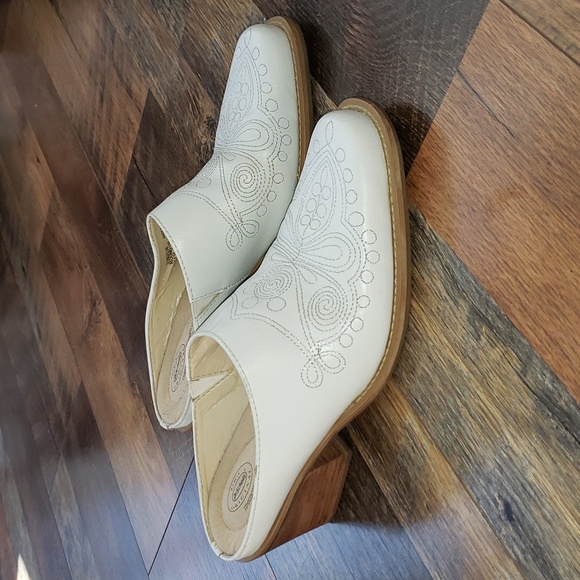 Dr. Scholl's Round Up White Leather Embroidered Heeled Mule Clog, Size 7.5 - Picture 4 of 9